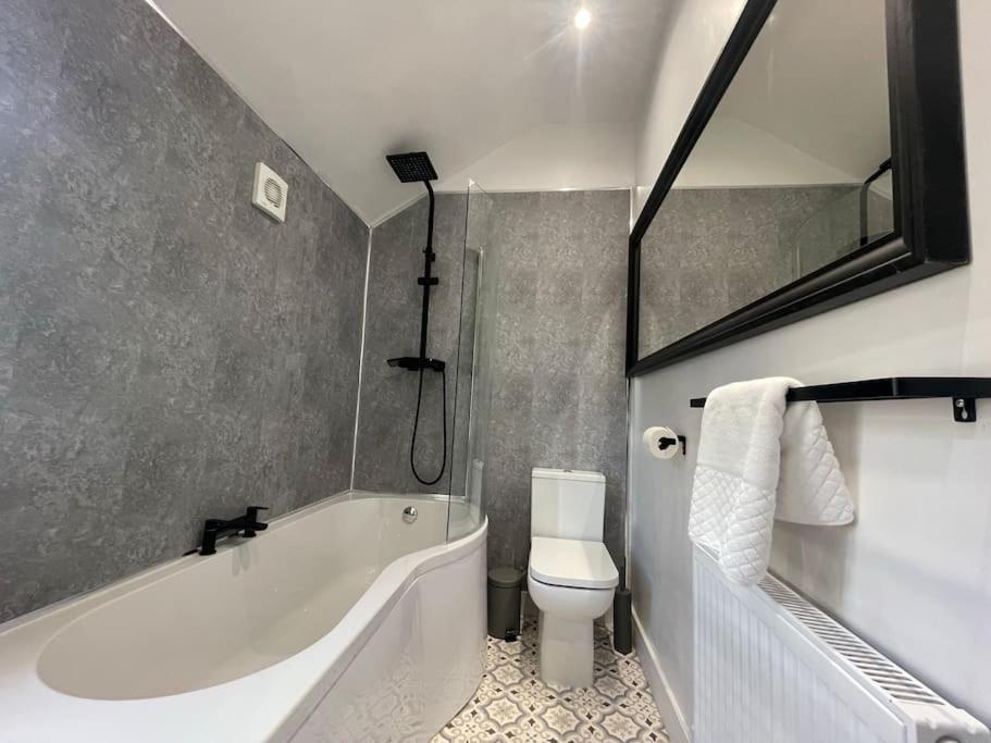 브라이얼리 힐 Perfect For Contractors With On Site Parking 빌라 외부 사진